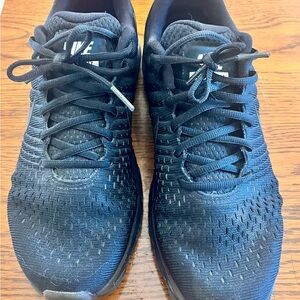 Nike women’s size 7.5 solid black Nike Air.  Worn twice!